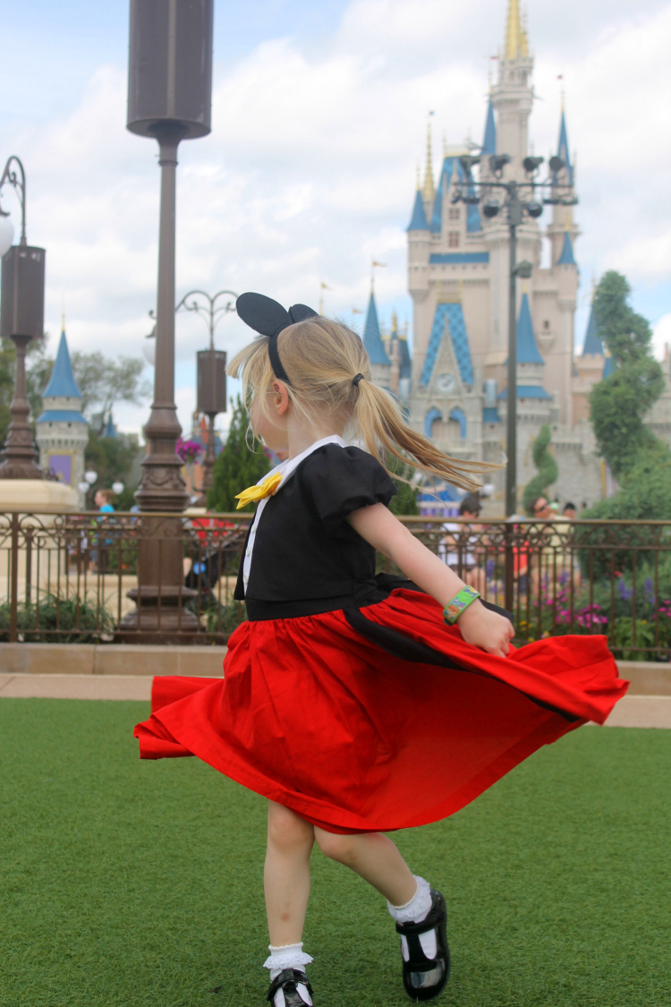 cocktails-in-teacups-disney-life-travel-parenting-blog-10-things-i-must-do-while-at-walt-disney-world-hub-grass