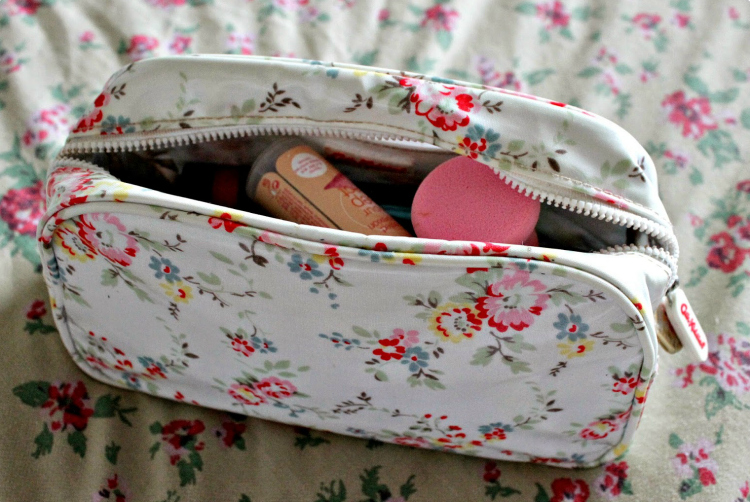 cocktails-in-teacups-beauty-lifestyle-blog-whats-in-my-make-up-bag